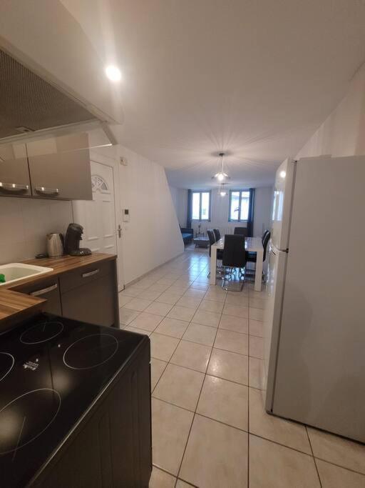 Appartement Sur La Place De Poncin Exterior foto