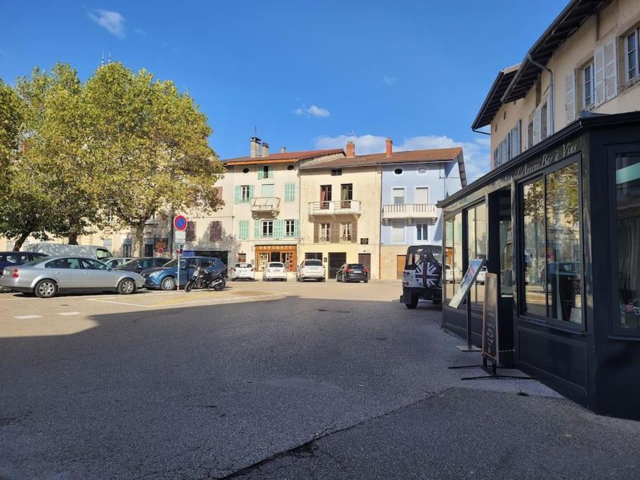 Appartement Sur La Place De Poncin Exterior foto